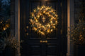 Couronne de Noël lumineuse dorée accrochée à une porte d'entrée le soir, lumières chaudes des Fêtes