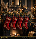 Bas de Noël à accrocher DULUXE en velours rouge et or accrochés à une cheminée décorée, visuel principal