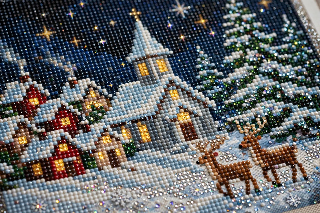 Détail du motif village enneigé de la toile de peinture diamant DULUXE