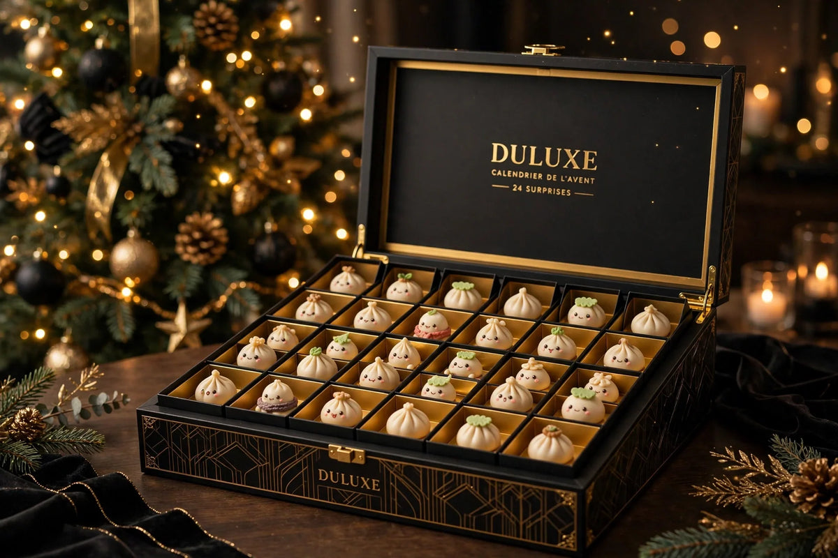 Calendrier de l'Avent Surprise des Fêtes noir et doré ouvert devant un sapin de Noël illuminé