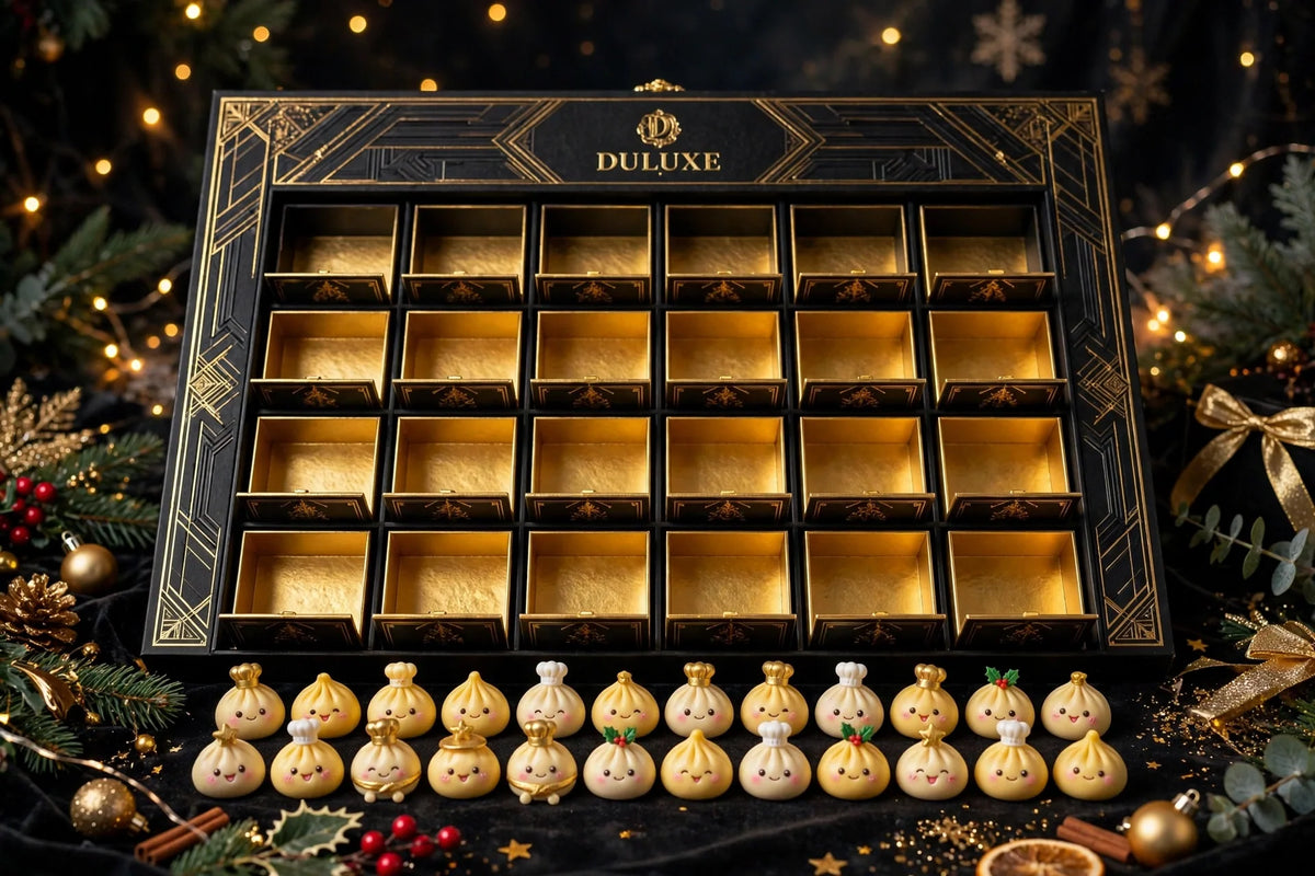 Calendrier de l'Avent entièrement ouvert avec ses 24 surprises miniatures dévoilées