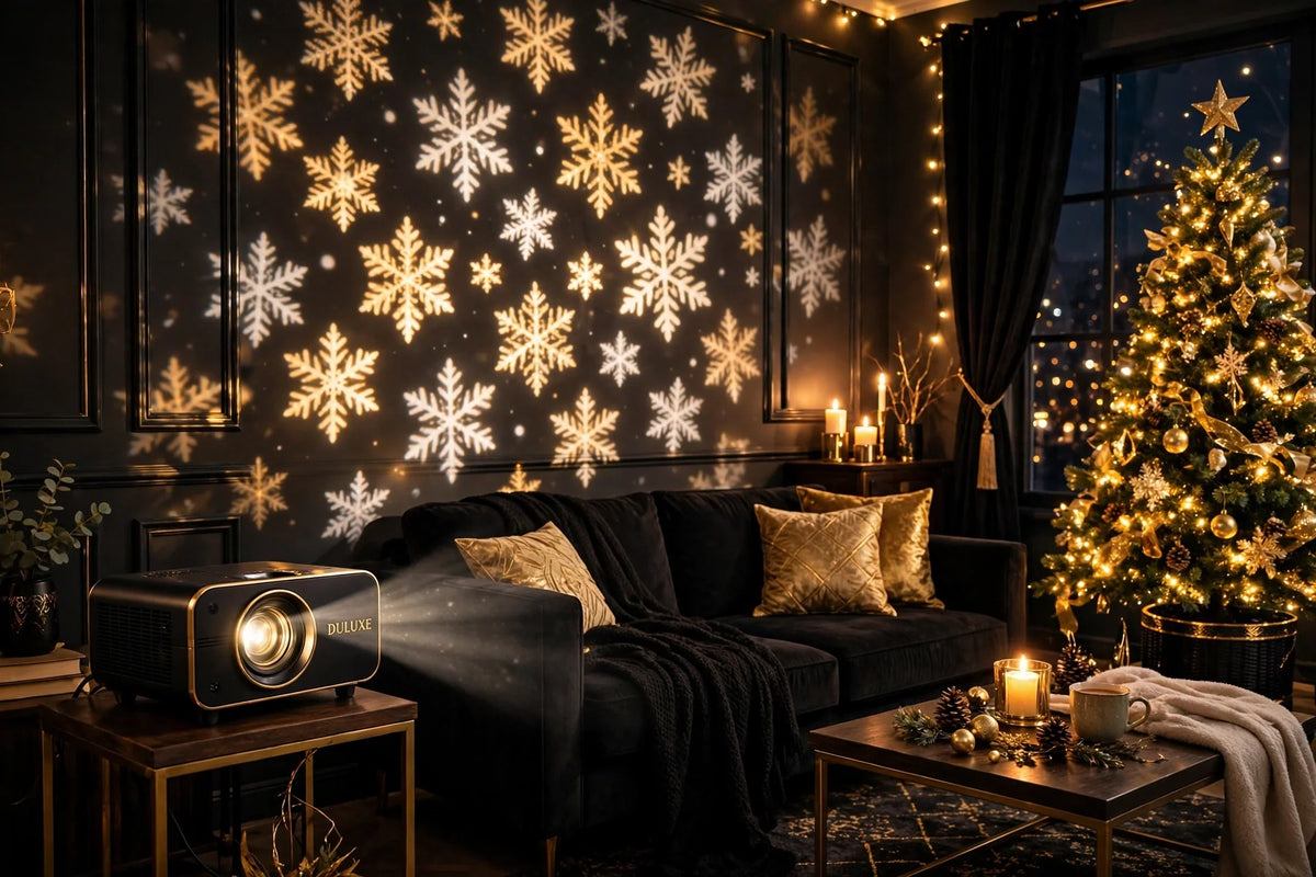 Projection de flocons de Noël sur le mur d'un salon chaleureux