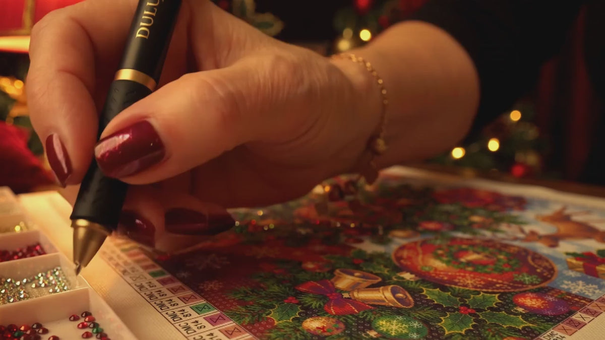Vidéo : pose des strass au stylet en gros plan avec le kit de peinture diamant DULUXE